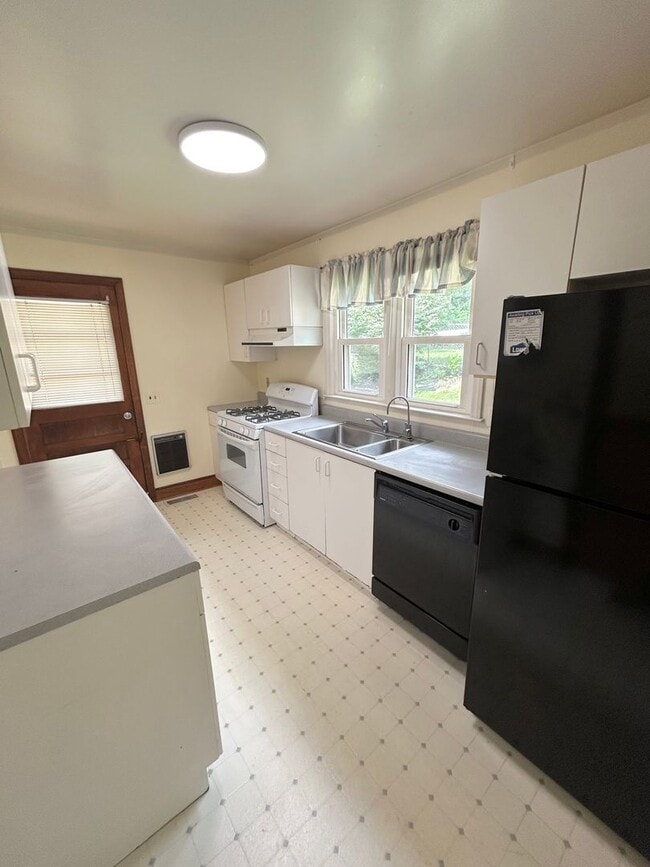 Building Photo - Beautiful Home Located in Blacksburg
