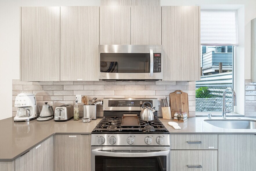 Building Photo - 9413A Roosevelt Way NE