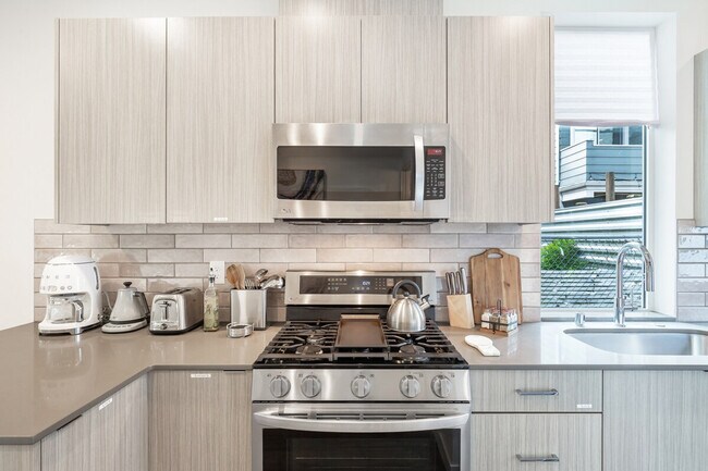 Building Photo - 9413A Roosevelt Way NE