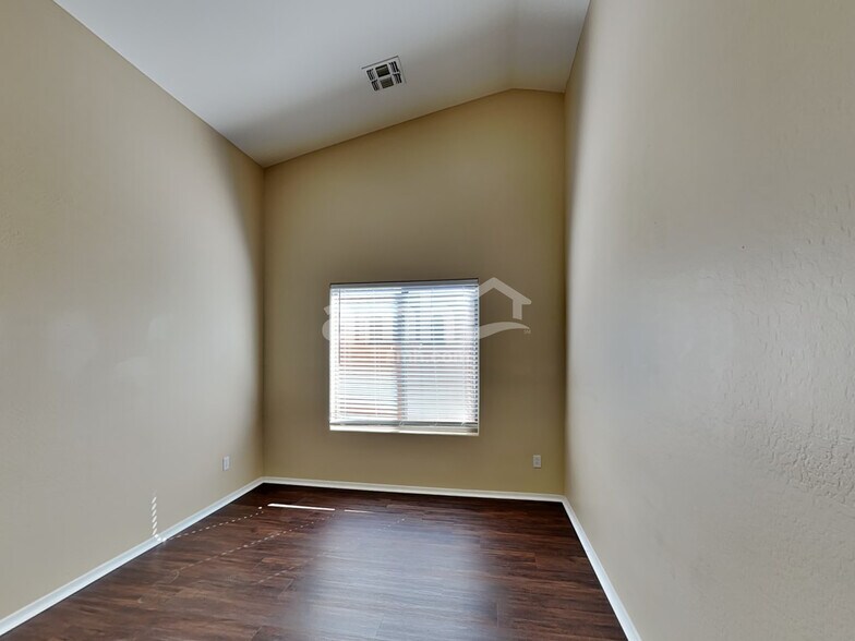 Building Photo - 16261 W Hope Dr