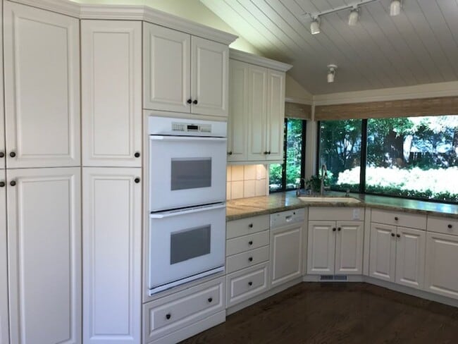 Building Photo - Wonderful 3 bedroom, 2 bath single level home in desirable Orinda Woods community-now available f...