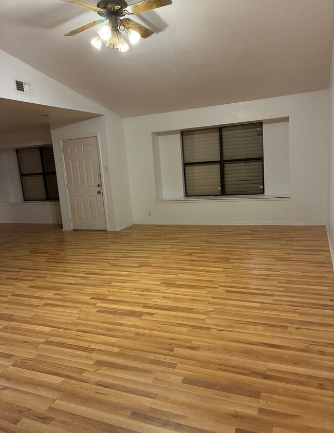 Building Photo - 6801 Roseland Dr