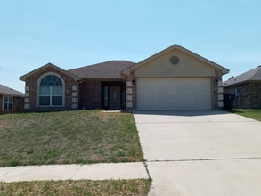 Building Photo - 3608 Dewitt County Ct