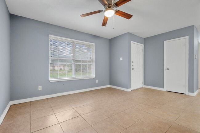 Building Photo - 1204 Crescent Blvd