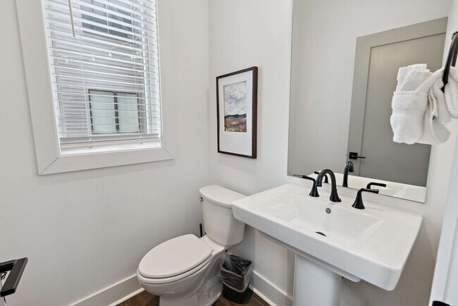 Building Photo - 3206 West End Cir