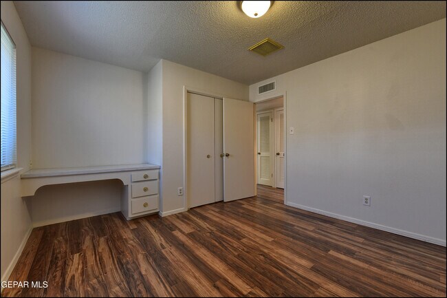 Building Photo - 3433 Clearview Ln