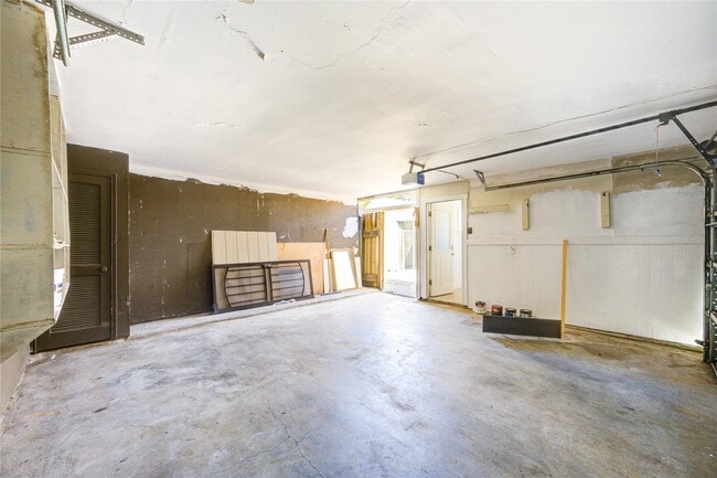 Building Photo - 9031 Sharpcrest St