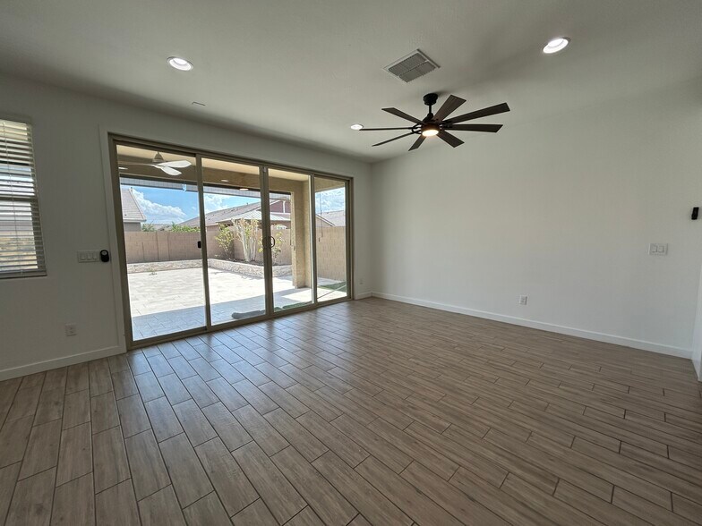 Building Photo - 2241 E Meadowview Ct