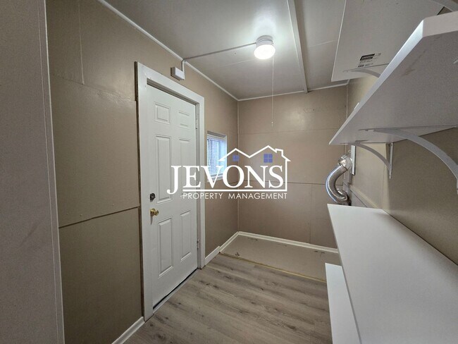 Building Photo - 812 S 10th Ave