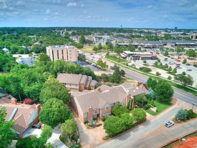 Building Photo - 1201 Glenbrook Dr