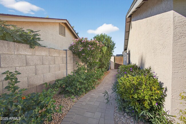 Building Photo - 6833 E Kelton Ln