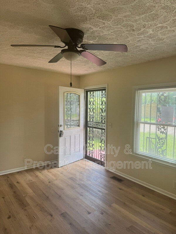 Building Photo - 3004 Lytle Dr
