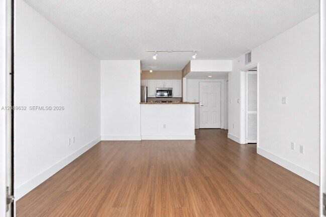 Building Photo - 1155 Brickell Bay Dr