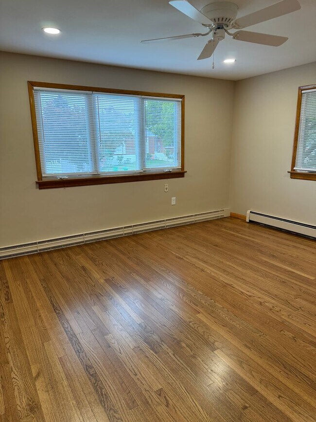 Building Photo - Stunning 3-bedroom, 3-bathroom single family home