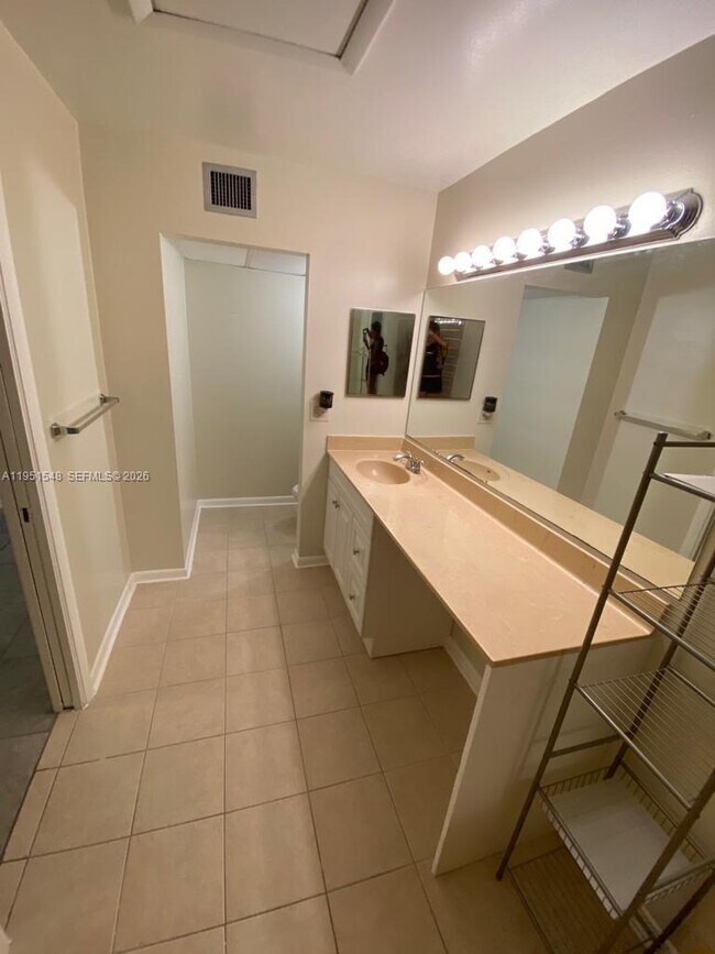 Building Photo - 629 Executive Center Dr