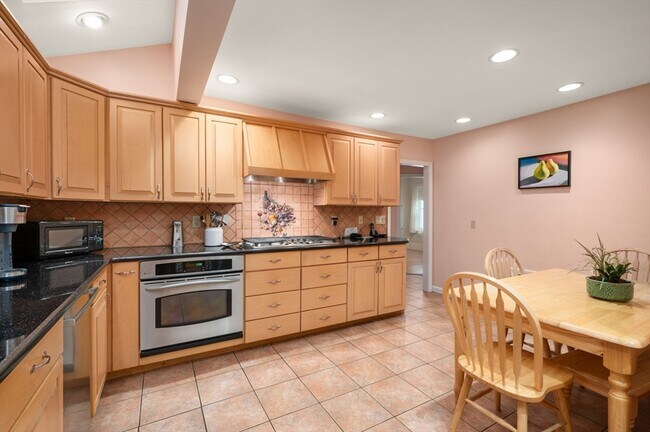 Building Photo - 76 Windsor Rd