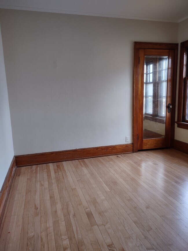 Main BR/W full length mirror - 2914 S Lenox St