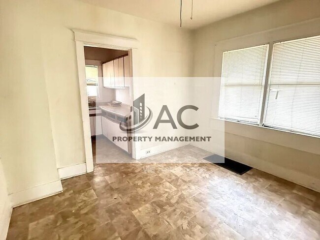 Building Photo - 1212 Queen Ave