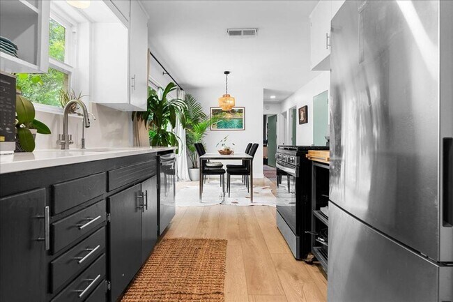 Building Photo - 1808 Forest Hill Dr