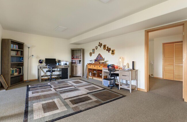 Building Photo - Gorgeous Lower Level Apartment Ready For a...