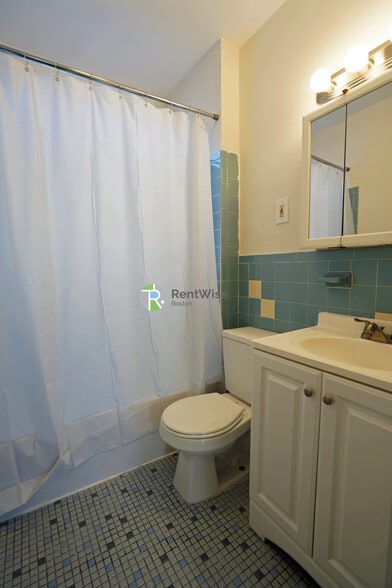 Building Photo - 72 Gardner St