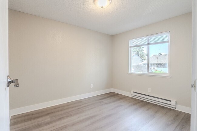 Building Photo - Open Concept Townhome with Balcony