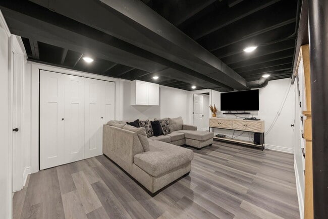 Building Photo - 9525 Parkside Ave