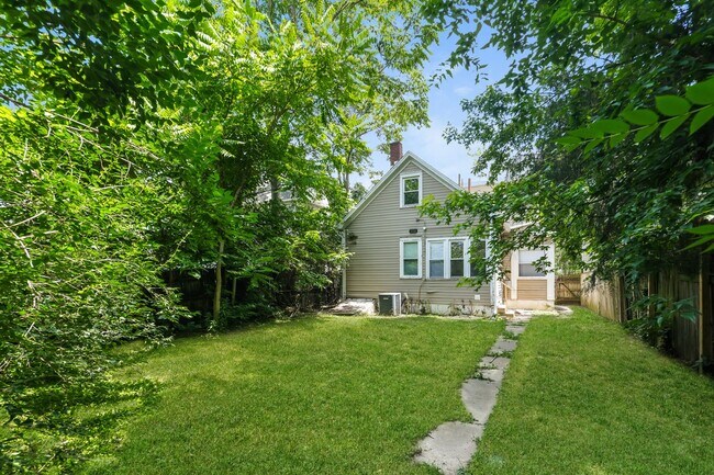 Building Photo - 3 Bed 1.5 Bathroom for rent in Dayton!
