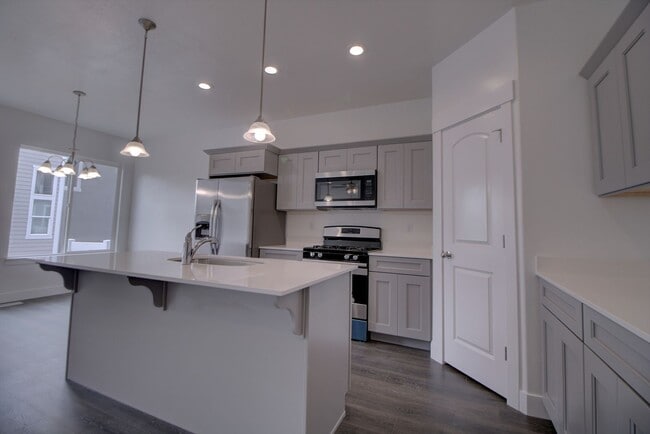 Building Photo - 4 Bedroom 2.5 Bathroom Townhouse in Lehi!