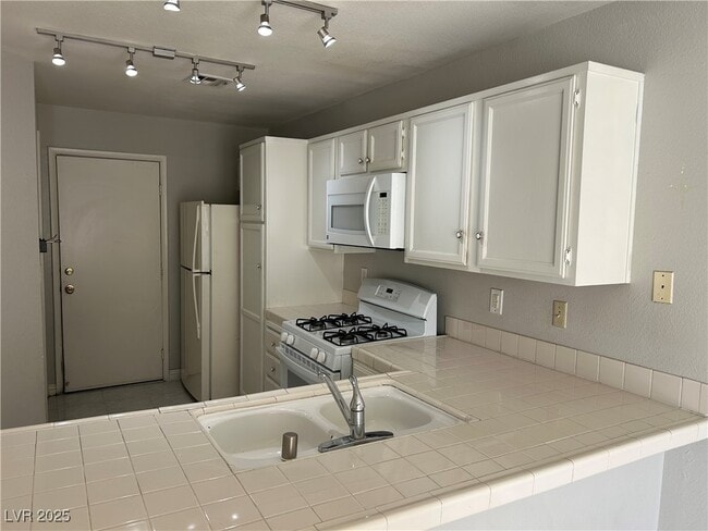 Building Photo - 5419 Walton Heath Ave