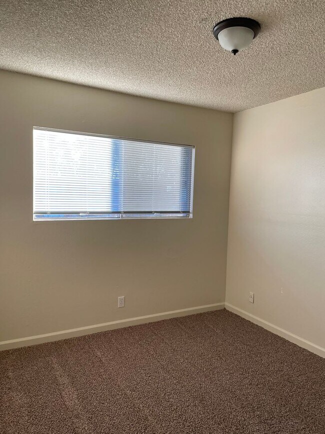 Building Photo - 2 BED/1 BATH - END UNIT WITH CITY VIEW & PET FRIENDLY