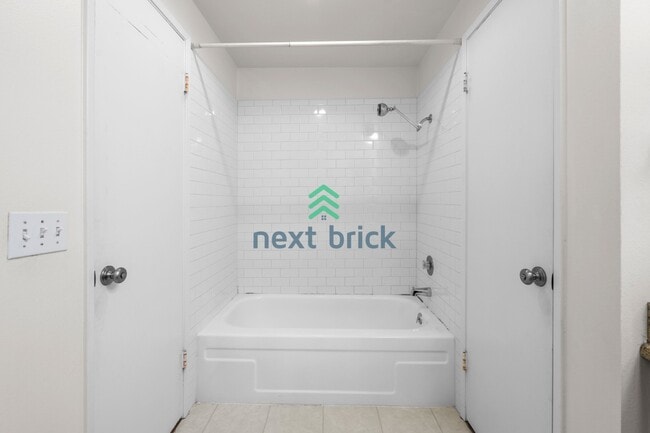 Building Photo - 2 BED & 1.75 BATH FOR RENT