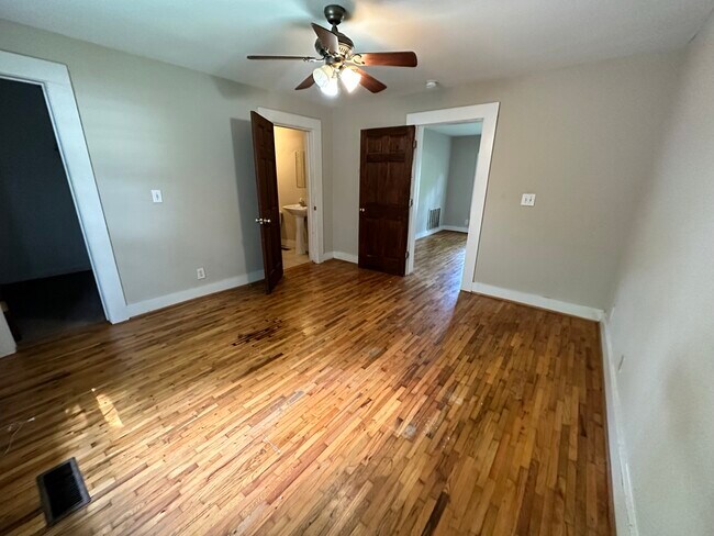 Building Photo - 835 Shelby St