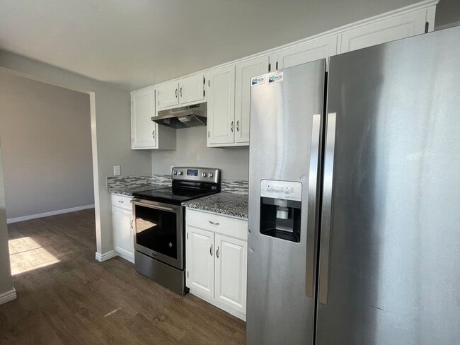 Building Photo - $0 DEPOSIT OPTION. TRI-LEVEL AURORA HOME WITH MODERN AMENITIES AND SPACIOUS INTERIORS