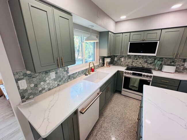 Building Photo - 385 S Tessier Dr
