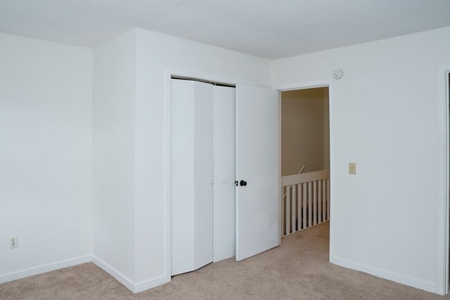Building Photo - Cozy Two Bedroom Townhouse