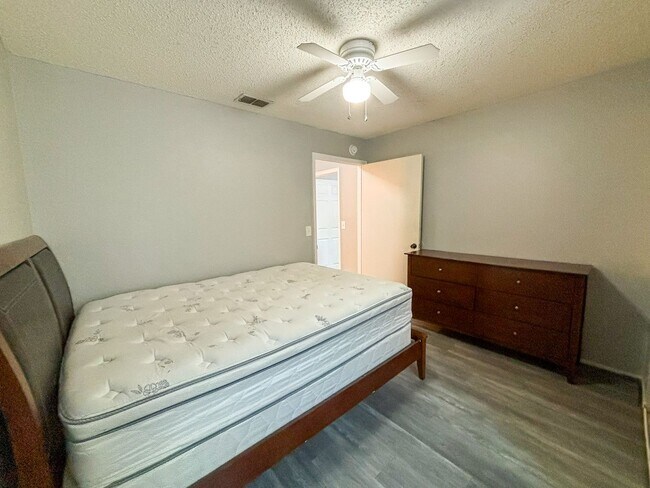 Building Photo - Windsor Park #317 - Pet Friendly!