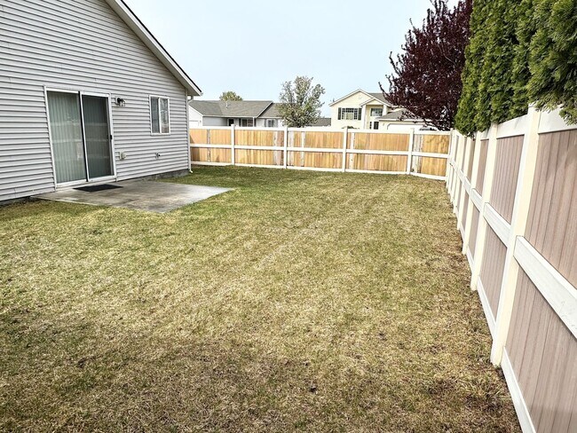 Building Photo - Welcome to Your New Home in West Pasco!
