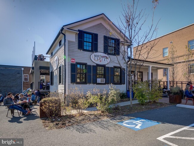 Building Photo - 200 N Maple Ave