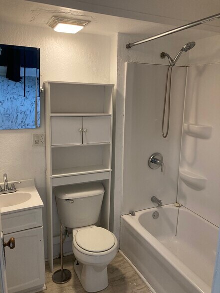 Building Photo - 501 W Columbia Ter