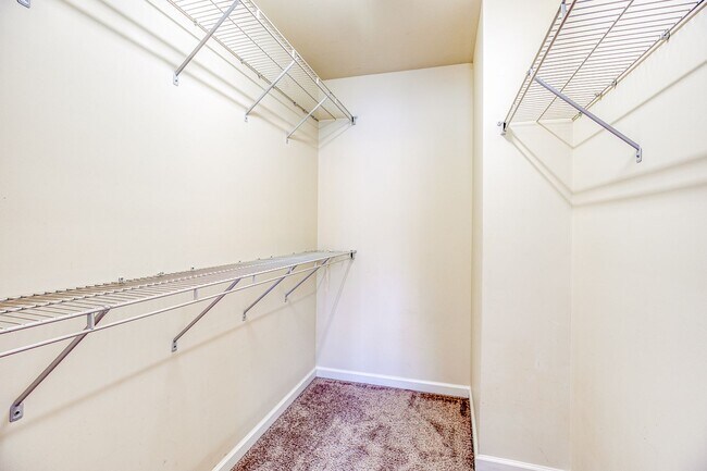 Building Photo - Beautiful 2-Story 3 bedroom and 2.5 townhouse in High Point, off Skeet Club Rd and Eastchester