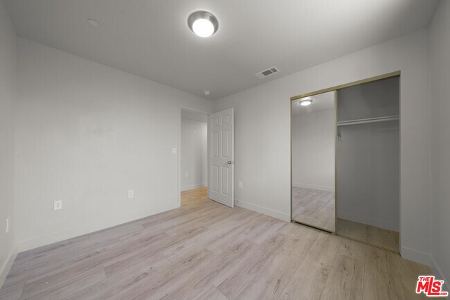 Building Photo - 236 W 84th Pl