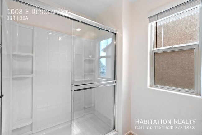 Building Photo - 1008 E Descent St