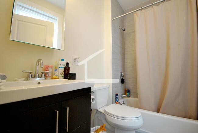 Building Photo - 10 Larose Pl