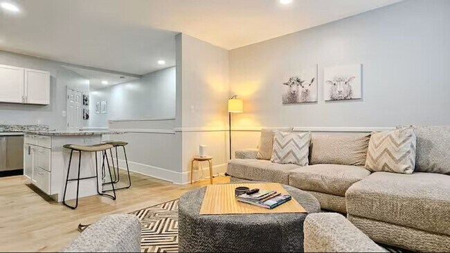 Building Photo - Townhome on Lawyer's Row