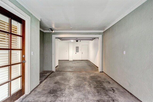Building Photo - 2346 Camden Dr