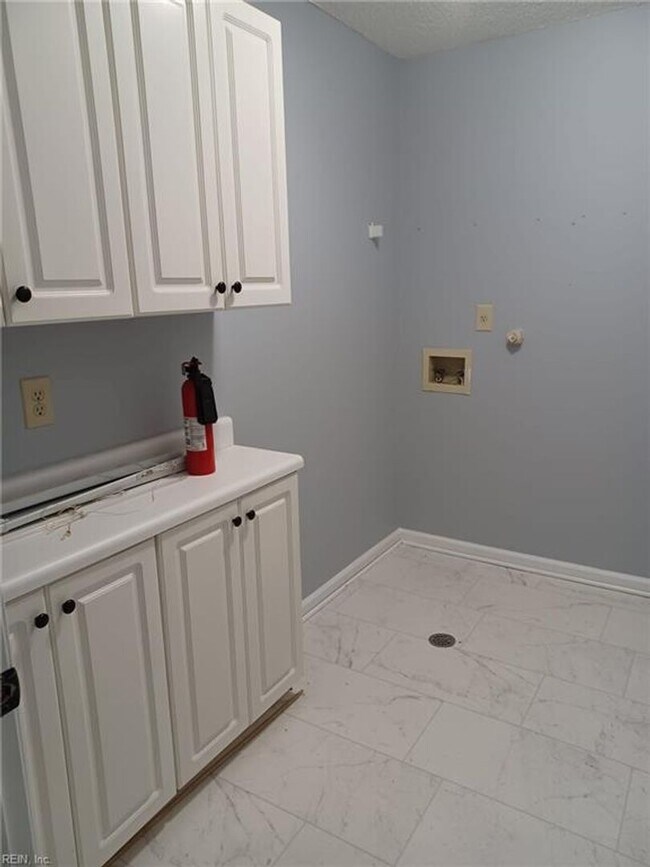 Building Photo - 1332 Lake Dr