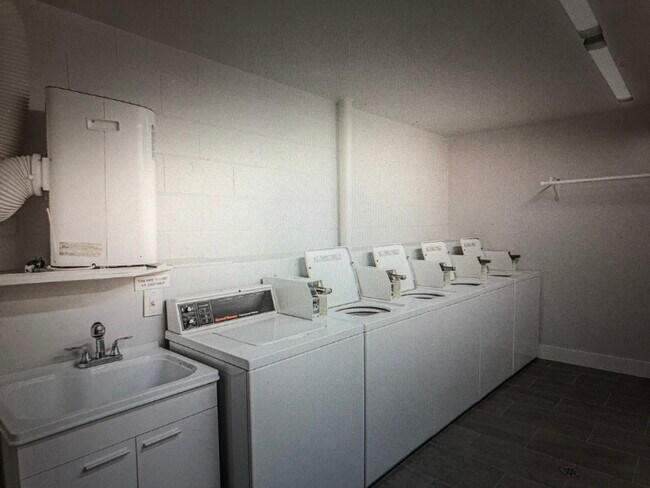 Building Photo - 2150 Valencia Dr