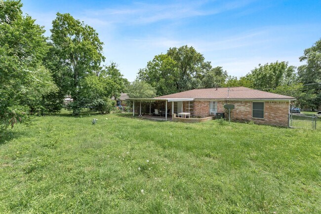 Building Photo - August 2026 Pre-Lease! Beautiful 3 Bed, 2 Bath House with Covered Patio!