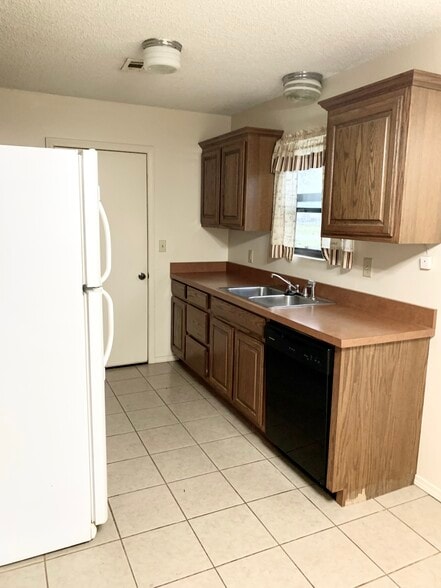 Building Photo - 503 E 5th Plz